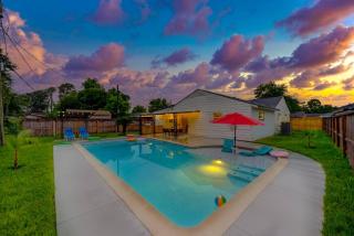 Newly updated Cozy Home with Pool, Patio, BBQ! 5BR - 5