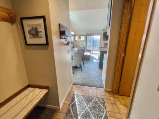 Top Flr Ski-In/Ski-Out Condo | Hot Tub & Pool - 4