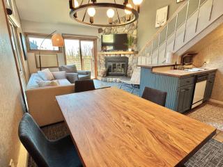 Top Flr Ski-In/Ski-Out Condo | Hot Tub & Pool - 3