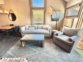 Top Flr Ski-In/Ski-Out Condo | Hot Tub & Pool - 1