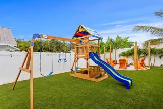 NEW Sunshine Getaway Heated Pool Hot Tub Games Villa - 7