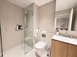 Spacious South Melbourne Apartment with 1 Bedroom 2 Queen Beds City and Bay Views Near CBD and Beach - 1