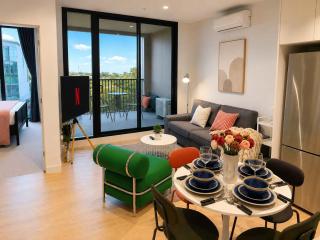 Spacious South Melbourne Apartment with 1 Bedroom 2 Queen Beds City and Bay Views Near CBD and Beach - 9