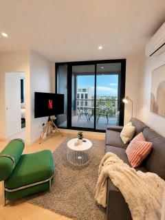 Spacious South Melbourne Apartment with 1 Bedroom 2 Queen Beds City and Bay Views Near CBD and Beach - 8