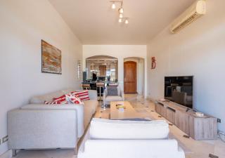 Italian Compound 3BR Townhouse Lagoon-front Terrace & Direct Access, El Gouna - 9