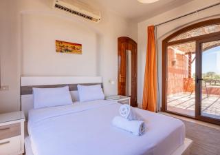 Italian Compound 3BR Townhouse Lagoon-front Terrace & Direct Access, El Gouna - 4