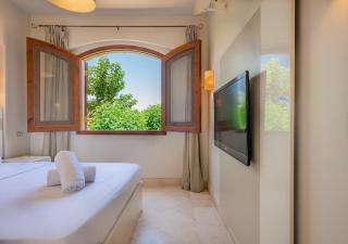 Italian Compound 3BR Townhouse Lagoon-front Terrace & Direct Access, El Gouna - 2
