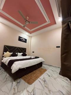 Neeti Homestay Modern AC Room & Pantry - 2