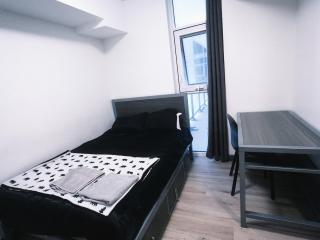 Modern 2BR Oasis Sleeps up to 6 with private balcony - 5