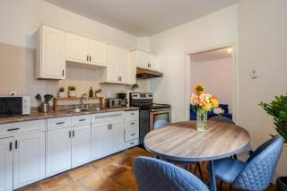 Grand 4BR – Your Spacious Mont-Royal Retreat - 8
