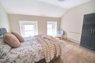 3 Bedroom Foyle View House By Travel Lets Short Term Rental Agency Derry City - 8