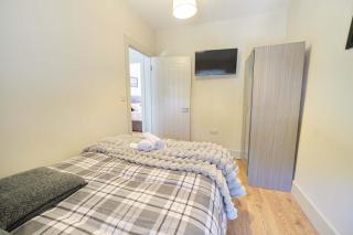 3 Bedroom Foyle View House By Travel Lets Short Term Rental Agency Derry City - 6