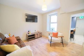 3 Bedroom Foyle View House By Travel Lets Short Term Rental Agency Derry City - 9