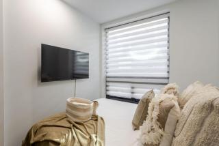 1BDR Mezzanine-Bishop-Vibe Central MTL - 1