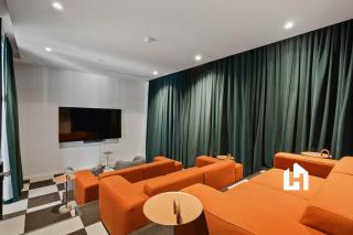 Downtown Studio with Pool, Gym & Movie Theater - 4