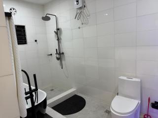 Palm Pebbles Staycation Deluxe Suite Near Tamale Airport Starlink Wi-Fi, solar powered king bed - 9