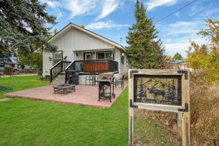 Moose Haven - Hot Tub, Walk to Lake, AC, Fire Pit, Pet Friendly - 0