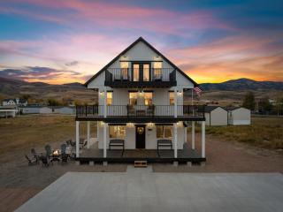 Tan Lines and Shorelines Lake House - Sleeps 16, Hot Tub, Game Room, Fire Pit - 0