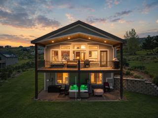 Baileys Bungalow - Hot Tub, Fire Pit and Lake Views - 0