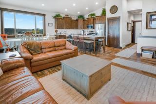 Baileys Bungalow - Hot Tub, Fire Pit and Lake Views - 8
