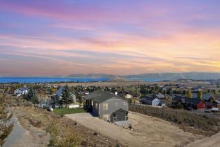 Baileys Bungalow - Hot Tub, Fire Pit and Lake Views - 2