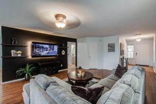 Modern 4BR Retreat with Yard & Air Hockey Table - 3