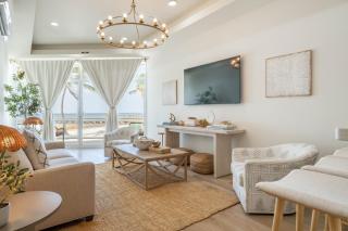 Styles Beach 1A - Beachfront Luxury Condo w/ Pool - 0