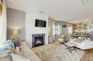 Coastal Cottage screened porch outdoor shower fireplace gas grill close to beach - 4