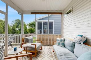 Coastal Cottage screened porch outdoor shower fireplace gas grill close to beach - 1