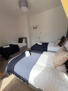 Luxury Group Stay Sleeping 7 Near Newcastle Centre - 3