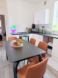 Luxury Group Stay Sleeping 7 Near Newcastle Centre - 6