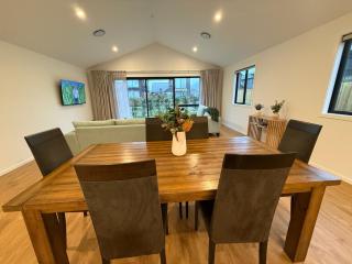 Modern Family Ski Base - Large, warm 4 bedroom home in Jacks Point - 4