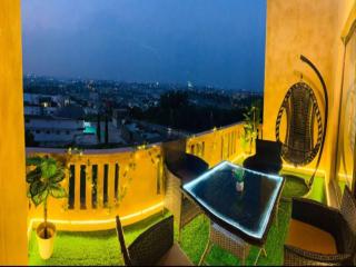 Luxury One Bedroom Apartment with King Bed, Pool Table & Netflix - 7