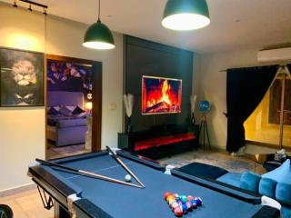 Luxury One Bedroom Apartment with King Bed, Pool Table & Netflix - 8