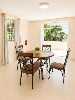 Maxwell Beach Escape #1- Two Bedroom Top Floor Beachfront Apartment with Resort Access - 9