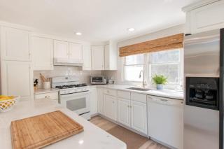Stunning Home with Wet Bar Dog Welcome! - 5