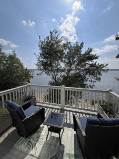 Charming Oceanfront Beach House in East Providence - 9