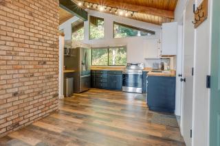 Tree-Lined Gold Beach Retreat w/ Multiple Decks! - 8
