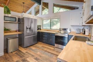 Tree-Lined Gold Beach Retreat w/ Multiple Decks! - 3