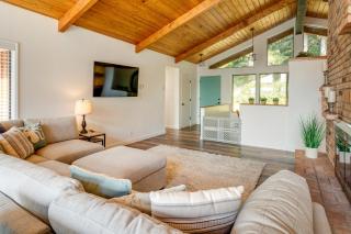 Tree-Lined Gold Beach Retreat w/ Multiple Decks! - 4