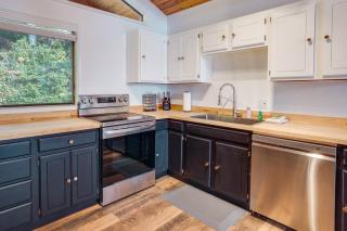 Tree-Lined Gold Beach Retreat w/ Multiple Decks! - 2