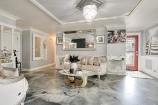 Near Parks & Eats! Elegant Southwest Chicago Home - 5