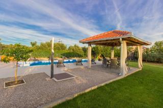 Family friendly house with a swimming pool Kastel Luksic, Kastela - 20513 - 1