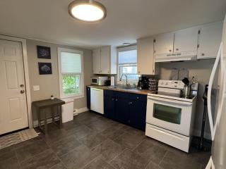 Unwind at Lakeside | Hot Tub | Cozy Beach Town - 8