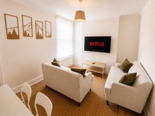 Cosy 4BR Home Private Parking 10 Mins To Universal Studio Site Sleeps 7 - 0