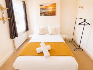 Cosy 4BR Home Private Parking 10 Mins To Universal Studio Site Sleeps 7 - 8