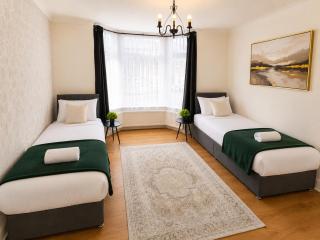 Cosy 4BR Home Private Parking 10 Mins To Universal Studio Site Sleeps 7 - 7