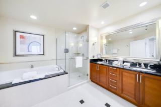 MGM Signature No Resort Fees, Jacuzzi & Pools - 2
