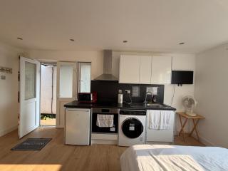 London Heathrow Ashford Escape Flat 1 - 6