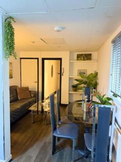 Cosy & Modern 2 Bedroom Apartment - 1